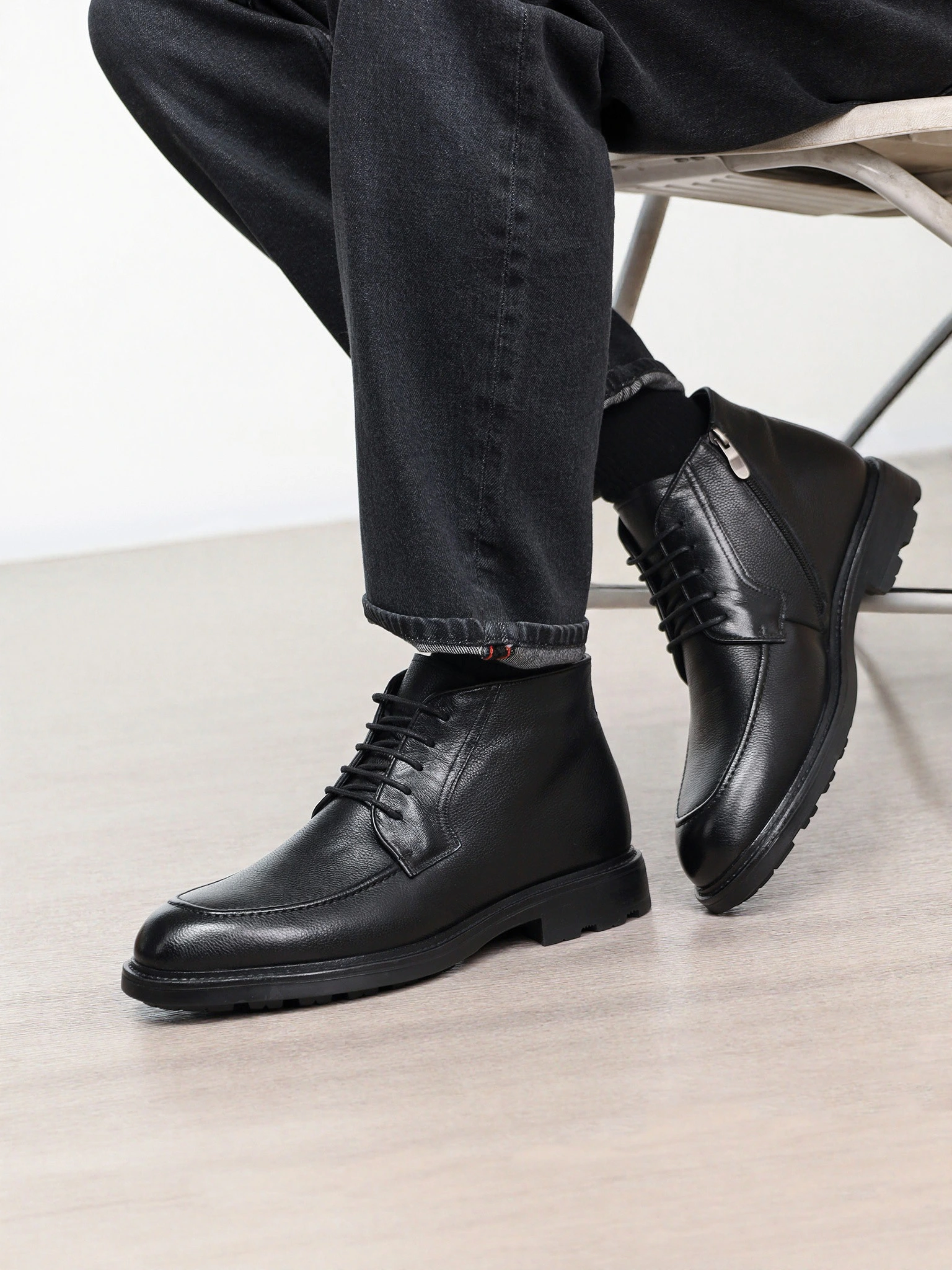 Ботинки черного цвета на рельефной подошве